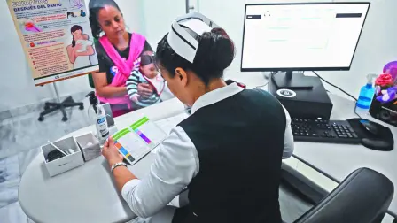 Con los recursos destinados al IMSS-Bienestar, ISSSTE y otras instituciones públicas, está garantizada la atención médica para toda la población; además, precisó que a mediados del próximo año se iniciará con el programa de “Farmacias del Bienestar”.

Para más información del tema, visita: https://www.eleconomista.com.mx/politica/claudia-sheinbaum-descarta-recorte-salud-pef-20241212-738155.html 

¡Síguenos en nuestras redes sociales para mantenerte informado!

Twitter: https://twitter.com/eleconomista 
Facebook: https://www.facebook.com/ElEconomista.mx
Instagram: https://www.instagram.com/eleconomistamx
LinkedIn: https://www.linkedin.com/company/el-economista/

#ElEconomista #EETV