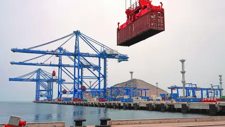 El megapuerto de Chancay se encuentran en plena operación dentro de su actual fase de “condicionamiento en prueba”. (Photo by Cris BOURONCLE / AFP)