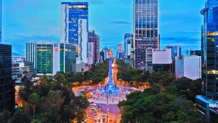 Los analistas del sector privado recortaron su previsión de crecimiento para el primer año de gobierno de Claudia Sheinbaum, con lo que ahora prevén un crecimiento de 1.17%, de acuerdo con la Encuesta sobre las Expectativas de los Especialistas en Economía del Sector Privado, realizada por el Banco de México (Banxico).

Para más información del tema, visita: https://www.eleconomista.com.mx/economia/analistas-esperan-pib-mexico-crezca-1-17-primer-ano-sheinbaum-encuesta-banxico-20241216-738537.html

¡Síguenos en nuestras redes sociales para mantenerte informado!

Twitter: https://twitter.com/eleconomista 
Facebook: https://www.facebook.com/ElEconomista.mx
Instagram: https://www.instagram.com/eleconomistamx
LinkedIn: https://www.linkedin.com/company/el-economista/

#ElEconomista #EETV