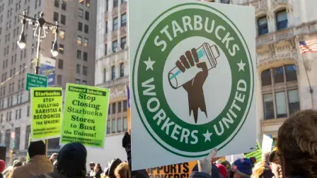 La huelga en Starbucks se extenderá a más de 300 tiendas de Estados Unidos este martes, cuando se espera que más de 5,000 empleados abandonen su puesto antes de que el paro laboral de cinco días termine más tarde en la víspera de Navidad, dijo el sindicato de trabajadores.

Para más información del tema, visita: https://www.eleconomista.com.mx/empresas/huelga-starbucks-extendera-300-locales-eu-nochebuena-20241224-739581.html

¡Síguenos en nuestras redes sociales para mantenerte informado!

Twitter: https://twitter.com/eleconomista 
Facebook: https://www.facebook.com/ElEconomista.mx
Instagram: https://www.instagram.com/eleconomistamx
LinkedIn: https://www.linkedin.com/company/el-economista/

#ElEconomista #EETV