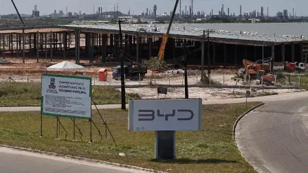 El gobierno de Brasil informó este viernes que investiga al gigante chino de autos eléctricos BYD y a una de sus subcontratistas por presunto "tráfico" de trabajadores chinos que construían una fábrica en el país sudamericano.

Para más información del tema, visita: https://www.eleconomista.com.mx/empresas/brasil-investiga-byd-subcontratista-trafico-humano-construccion-planta-20241227-739861.html 

¡Síguenos en nuestras redes sociales para mantenerte informado!

Twitter: https://twitter.com/eleconomista 
Facebook: https://www.facebook.com/ElEconomista.mx
Instagram: https://www.instagram.com/eleconomistamx
LinkedIn: https://www.linkedin.com/company/el-economista/

#ElEconomista #EETV