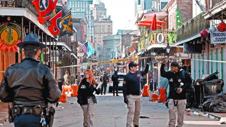 Agentes de varias agencias de investigación resguardan la zona donde ocurrió el ataque ayer en Nueva Orleans.  Michael DeMocker/Getty Images/AFP (Photo by Michael DeMocker / GETTY IMAGES NORTH AMERICA / Getty Images via AFP)
