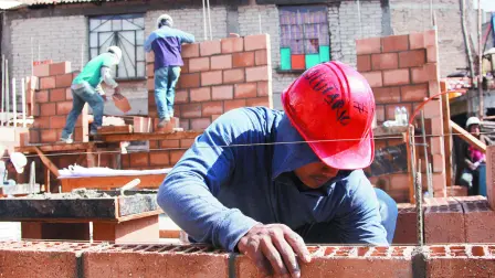 La informalidad laboral alcanzó en noviembre su nivel más alto del 2024 al registrar un aumento de 0.5 puntos respecto de octubre. En este renglón se concentró toda la creación de empleo del mes.

Para más información del tema, visita: https://www.eleconomista.com.mx/capital-humano/empleo-informal-sube-54-6-nivel-alto-ano-20250103-740472.html

¡Síguenos en nuestras redes sociales para mantenerte informado!

Twitter: https://twitter.com/eleconomista 
Facebook: https://www.facebook.com/ElEconomista.mx
Instagram: https://www.instagram.com/eleconomistamx
LinkedIn: https://www.linkedin.com/company/el-economista/

#ElEconomista #EETV