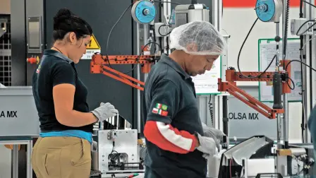Ni la reforma de subcontratación, ni las cartas de alerta que envió el gobierno federal a las empresas para evitar la cancelación de plazas de manera “irregular” atenuaron la caída del empleo formal en el país durante el mes de diciembre con la cancelación de 405,259 plazas laborales, la peor cifra en más de una década.

Para más información del tema, visita: https://www.eleconomista.com.mx/empresas/diciembre-sufre-peor-caida-empleo-formal-400-000-plazas-canceladas-peor-arranque-sexenio-20250106-740717.html 

¡Síguenos en nuestras redes sociales para mantenerte informado!

Twitter: https://twitter.com/eleconomista 
Facebook: https://www.facebook.com/ElEconomista.mx
Instagram: https://www.instagram.com/eleconomistamx
LinkedIn: https://www.linkedin.com/company/el-economista/

#ElEconomista #EETV