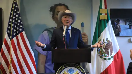 El embajador saliente de Estados Unidos en México confía en que siga la cooperación en temas como la migración, fentanilo y seguridad.

Para más información del tema, visita: https://www.eleconomista.com.mx/internacionales/trabajo-sigue-concluye-ken-salazar-cuanto-relacion-mexico-eu-20250106-740750.html 

¡Síguenos en nuestras redes sociales para mantenerte informado!

Twitter: https://twitter.com/eleconomista 
Facebook: https://www.facebook.com/ElEconomista.mx
Instagram: https://www.instagram.com/eleconomistamx
LinkedIn: https://www.linkedin.com/company/el-economista/

#ElEconomista #EETV