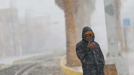 Migrante venezolano observa la nevada en Ciudad Juárez.