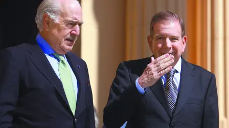 Edmundo González (derecha) junto al expresidente de Colombia Andrés Pastrana, el jueves en Santo Domingo.