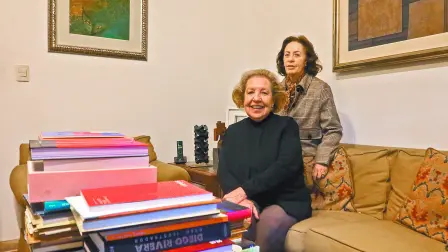 Las directoras de la GAM, con Jan Hendrix, Francisco Toledo y Carlos Monsiváis. foto: cortesía gam