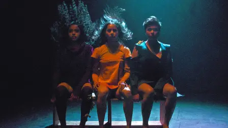 Las Moiras. Tres mujeres, tres destinos, tejiendo un tapiz de fuerza y belleza. Una de las cinco piezas de Reencarnación.