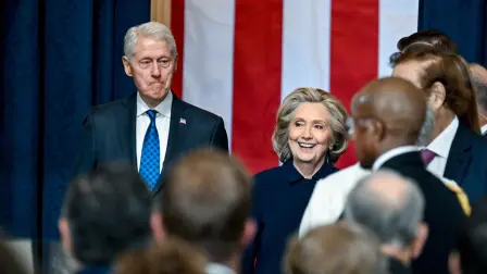 El expresidente, Bill Clinton, y la ex primera dama y Secretaria de Estado, Hillary Clinton, durante la investidura del presidente Donald Trump. Foto: Reuters
