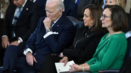 El expresidente, Joe Biden, y la excandidata, Kamala Harris, escuchan el mensaje inaugural de Donald Trump. Foto: Reuters.