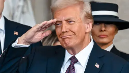 El presidente Donald Trump y Melania Trump durante su toma de posesión como el 47º presidente de los Estados Unidos, dentro de la Rotonda del Capitolio del edificio del Capitolio de los Estados Unidos en Washington, D.C.