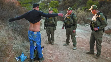 La Acnur confirmó que en los últimos meses del 2024, nuestro país experimentó un aumento del desplazamiento interno debido al alza de violencia en estados como Sinaloa y Chiapas.

Para más información del tema, visita: https://www.eleconomista.com.mx/politica/migrantes-buscan-eu-olvidar-violencia-falta-oportunidades-20250120-742681.html 

¡Síguenos en nuestras redes sociales para mantenerte informado!

Twitter: https://twitter.com/eleconomista 
Facebook: https://www.facebook.com/ElEconomista.mx
Instagram: https://www.instagram.com/eleconomistamx
LinkedIn: https://www.linkedin.com/company/el-economista/

#ElEconomista #EETV