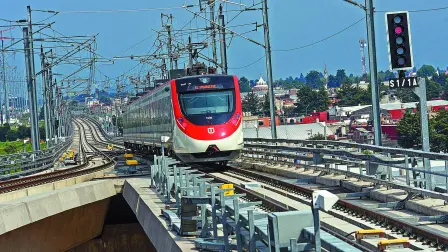 TOLUCA, ESTADO DE M…XICO, 15SEPTIEMBRE2023.-  Primeros usuarios de El Insurgente Tren Interurbano MÈxico-Toluca, a partir de las 15 hrs de este viernes las puertas de las estaciones fueron abiertas para que los ciudadanos pudieran dar un recorrido, durante el mes de septiembre no tendr· costo y ser· de octubre a junio del 2024 cuando el servicio tenga un costo de 15 pesos. FOTO: CRISANTA ESPINOSA AGUILAR/CUARTOSCURO.COM