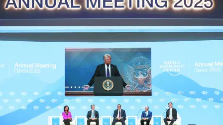 Trump recibió un fuerte aplauso de las personalidades políticas y empresariales que esperaron su aparición durante toda la semana.