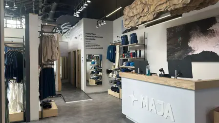 El interior de una tienda Maja Sportwear.