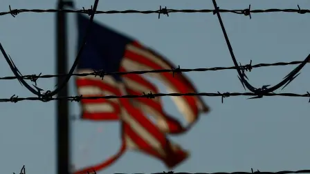 Bandera de Estados Unidos cerca de la frontera con México en El Paso.