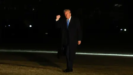 El presidente de Estados Unidos, Donald Trump, levanta el puño al llegar a la Casa Blanca en Washington, DC.