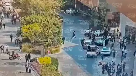 Las autoridades de la alcaldía Álvaro Obregón reportaron la tarde de este miércoles que el equipo de Protección Civil, en coordinación con el Heroico Cuerpo de Bomberos de la Ciudad de México atendieron el incendio el cual fue controlado.

Para más información del tema, visita: https://www.eleconomista.com.mx/politica/desalojan-plaza-artz-pedregal-conato-incendio-20250205-745090.html

¡Síguenos en nuestras redes sociales para mantenerte informado!

Twitter: https://twitter.com/eleconomista 
Facebook: https://www.facebook.com/ElEconomista.mx
Instagram: https://www.instagram.com/eleconomistamx
LinkedIn: https://www.linkedin.com/company/el-economista/

#ElEconomista #EETV