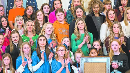 Invitadas previo a la firma ejecutiva del presidente Donald Trump, para prohibir a las niñas y mujeres transgénero participar en deportes femeninos.