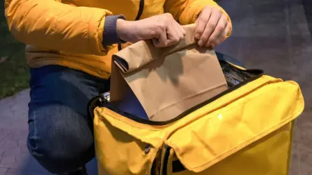 Plataformas de delivery proyectan un crecimiento en pedidos para el Super Bowl 2025, destacando las pizzas y hamburguesas como la comida más solicitada.