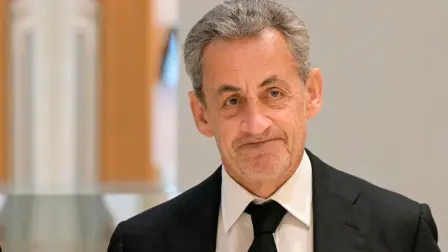 El expresidente de Francia fue convocado la semana pasada ante el tribunal de París para notificarle las modalidades de aplicación de esta condena inédita para un exjefe de Estado.