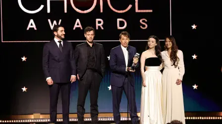 El director Sean Baker acepta el premio a la Mejor Película por "Anora" durante la 30 edición de los Critics Choice Awards.