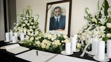 Velas, flores, un libro de condolencias y un retrato del fallecido expresidente de Namibia, Sam Nujoma, se colocan en su residencia de Windhoek, Namibia.