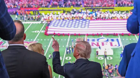 Donald Trump se presentó el domingo en el Caesars Superdome de Nueva Orleans como el primer presidente estadounidense en ejercicio que asiste al Super Bowl de la NFL, en el que los Kansas City Chiefs pugnaban por un histórico tricampeonato frente a los Philadelphia Eagles. 

Para más información del tema,visita: https://www.eleconomista.com.mx/deportes/fotos-asi-visita-trump-super-bowl-chiefs-persiguiendo-historia-20250209-745591.html 
Twitter: https://twitter.com/eleconomista 
Sitio web: https://www.eleconomista.com.mx/ 
Facebook: https://www.facebook.com/ElEconomista.mx 

#ElEconomista #CapitalHumano #EETV