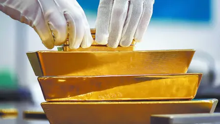 Los precios del oro alcanzaron un máximo histórico este martes, impulsados por la demanda de refugio, ya que los nuevos aranceles del presidente de Estados Unidos, Donald Trump, a las importaciones de acero y aluminio aumentaron las preocupaciones sobre una posible guerra comercial mundial.

Para más información del tema, visita: https://www.eleconomista.com.mx/mercados/aranceles-trump-empujan-oro-octavo-maximo-historico-20250211-745852.html
Twitter: https://twitter.com/eleconomista 
Sitio web: https://www.eleconomista.com.mx/ 
Facebook: https://www.facebook.com/ElEconomista.mx 

#ElEconomista #CapitalHumano #EETV