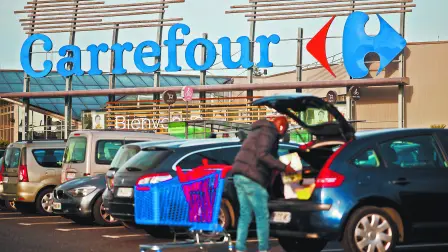 FILE PHOTO: A customer empties his trolley in front of a Carrefour Hypermarket store in Saint-Herblain near Nantes, France January 15, 2021. REUTERS/Stephane Mahe/File Photo  GLOBAL BUSINESS WEEK AHEAD