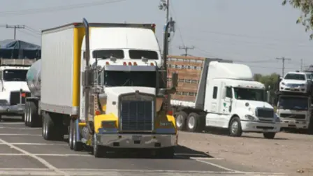 S&P Global Mobility señala que más del 40% de los camiones más pesados de la clase 8 que se venden en Estados Unidos se importan de Canadá y México.

Para más información del tema, visita: https://www.eleconomista.com.mx/internacionales/aranceles-eu-mexico-canada-impactaran-tercio-ventas-vehiculos-comerciales-20250214-746466.html

¡Síguenos en nuestras redes sociales para mantenerte informado!

Twitter: https://twitter.com/eleconomista 
Facebook: https://www.facebook.com/ElEconomista.mx
Instagram: https://www.instagram.com/eleconomistamx
LinkedIn: https://www.linkedin.com/company/el-economista/

#ElEconomista #EETV