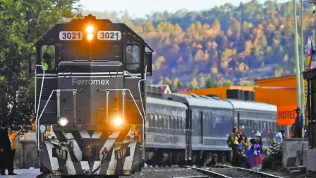 La ruta de tren operada por Ferromex, filial de Grupo México, da empleo a 45 personas a bordo en cada viaje.