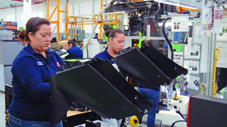 La industria Automotriz es la principal fuente de exportaciones manufactureras, 4 de cada 10 de las exportaciones de México están relacionadas con el sector automotriz y de autopartes, y en el año 2024 se batió el récord en la exportación de vehículos ligeros con más de 3 millones de unidades.