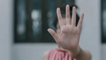 El acoso laboral, una serie de acciones de violencia física y psicológica en el entorno de trabajo, no está definido en la Ley Federal del Trabajo como una forma de violencia.

Para más información del tema, visita: https://www.eleconomista.com.mx/capital-humano/proponen-multas-565-000-pesos-tolerar-acoso-laboral-20250217-746136.html

¡Síguenos en nuestras redes sociales para mantenerte informado!

Twitter: https://twitter.com/eleconomista 
Facebook: https://www.facebook.com/ElEconomista.mx
Instagram: https://www.instagram.com/eleconomistamx
LinkedIn: https://www.linkedin.com/company/el-economista/

#ElEconomista #EETV