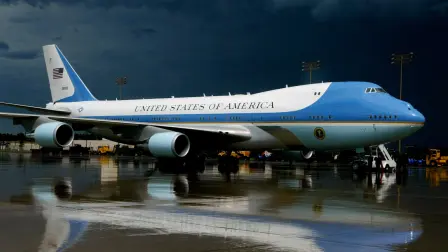 El Air Force One se refleja en la pista empapada por la lluvia en el Aeropuerto Internacional Sawyer en Michigan.