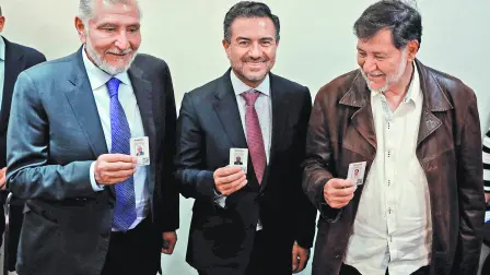 Ayer Miguel Ángel Yunes (centro) quien fue expulsado del PAN por votar a favor de la reforma judicial en el Senado se afilió a Morena.