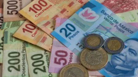 La divisa local cae a media semana, tras haber registrado ayer un sexto avance consecutivo, mientras el mercado espera la publicación de las minutas de la Fed. En el aspecto local, se espera el reporte trimestral del Banxico.