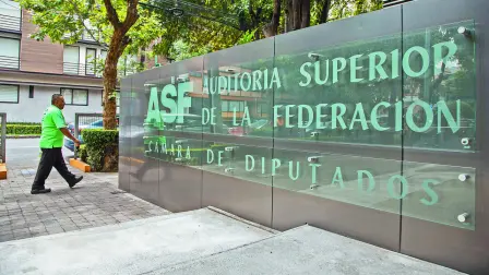 La Auditoría Superior de la Federación (ASF) detectó irregularidades por más de 53,741 millones de pesos en la Cuenta Pública 2023; de esta cifra, únicamente ha podido recuperar 1,762 millones de pesos, por lo que el daño al erario se mantiene en 51,979 millones de pesos.

Para más información del tema, visita: https://www.eleconomista.com.mx/politica/asf-detecta-posible-desfalco-51-979-millones-pesos-cuenta-publica-20250220-747242.html
Twitter: https://twitter.com/eleconomista 
Sitio web: https://www.eleconomista.com.mx/ 
Facebook: https://www.facebook.com/ElEconomista.mx 

#ElEconomista #CapitalHumano #EETV