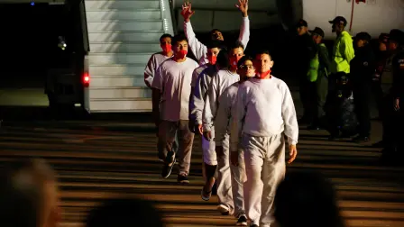 Migrantes venezolanos que regresan a casa desde la Bahía de Guantánamo a través de Honduras, llegan en un vuelo de deportación al Aeropuerto Internacional Simón Bolívar en Maiquetía.