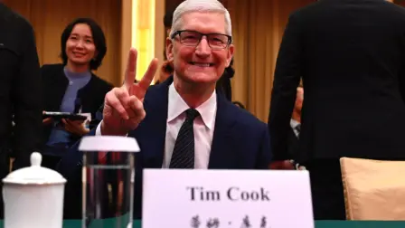 El presidente estadounidense Donald Trump afirmó este viernes que el consejero delegado de Apple, Tim Cook, prevé invertir "cientos de miles de millones de dólares" en Estados Unidos.