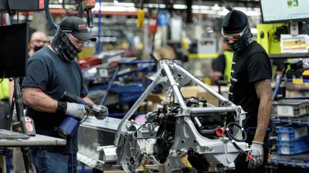 La caída de la actividad a un mínimo de 17 meses reportada por S&P Global fue la última de una serie de encuestas que sugieren que las empresas y los consumidores están cada vez más nerviosos por las políticas del gobierno de Donald Trump.

Para más información del tema, visita: https://www.eleconomista.com.mx/economia/aranceles-trump-recortes-gasto-publico-frenan-actividad-empresarial-eu-20250221-747471.html

¡Síguenos en nuestras redes sociales para mantenerte informado!

Twitter: https://twitter.com/eleconomista 
Facebook: https://www.facebook.com/ElEconomista.mx
Instagram: https://www.instagram.com/eleconomistamx
LinkedIn: https://www.linkedin.com/company/el-economista/

#ElEconomista #EETV