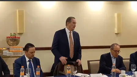 Javier Garza, presidente nacional de Asofom de pie, a su derecha el director general de la Bolsa Mexicana, Jorge Alegría y a su izquierda el presidente regional del norte de Asofom, Gabriel González.