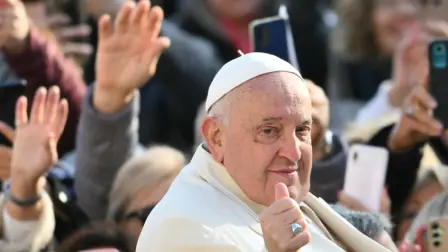 El estado de salud del papa Francisco, que padece una doble neumonía, siguió "mejorando" este jueves, anunció en la noche el Vaticano, cuando se cumplen 14 días desde la hospitalización del jesuita argentino de 88 años. 

Para más información del tema, visita: https://www.eleconomista.com.mx/internacionales/salud-papa-francisco-sigue-mejorando-dia-14-hospitalizacion-20250227-748246.html 

¡Síguenos en nuestras redes sociales para mantenerte informado! 

Twitter: https://twitter.com/eleconomista 
Facebook: https://www.facebook.com/ElEconomista.mx 
Instagram: https://www.instagram.com/eleconomistamx 
LinkedIn: https://www.linkedin.com/company/el-economista/ 

#ElEconomista #EETV