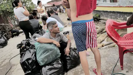 Migrantes de Venezuela con destino a Colombia esperan un barco en Miramar, Panamá.
