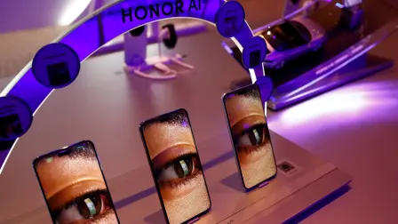 La empresa de tecnología china Honor muestra su nuevo agente de IA y tecnología de detección de Deepfake basada en IA en su reciente teléfono inteligente Magic 7 Pro lanzado a nivel mundial.