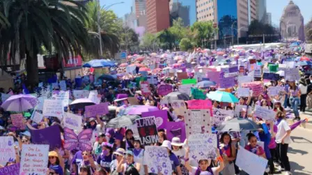Miles de mujeres salieron a las calles la tarde de este sábado 8 de marzo para exigir justicia, igualdad y el fin de la violencia de género en la Ciudad de México. A pesar del intenso calor, con temperaturas de hasta 28 grados Celsius, la “Marea Púrpura” se hizo presente en las principales avenidas de la capital con motivo del Día Internacional de la Mujer.

Para más información del tema, visita: https://www.eleconomista.com.mx/politica/claudia-llegamos-todas-miles-mujeres-marchan-8m-cdmx-pese-intenso-calor-20250308-749671.html

¡Síguenos en nuestras redes sociales para mantenerte informado!

Twitter: https://twitter.com/eleconomista 
Facebook: https://www.facebook.com/ElEconomista.mx
Instagram: https://www.instagram.com/eleconomistamx
LinkedIn: https://www.linkedin.com/company/el-economista/

#ElEconomista #EETV