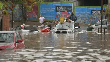 El Ministerio de Seguridad de la provincia de Buenos Aires recibió más de 100 reportes de personas desaparecidas por el temporal.

Para más información del tema, visita: https://www.eleconomista.com.mx/internacionales/inundacion-argentina-deja-16-muertos-400-mdd-danos-20250309-749754.html

¡Síguenos en nuestras redes sociales para mantenerte informado!

Twitter: https://twitter.com/eleconomista 
Facebook: https://www.facebook.com/ElEconomista.mx
Instagram: https://www.instagram.com/eleconomistamx
LinkedIn: https://www.linkedin.com/company/el-economista/

#ElEconomista #EETV