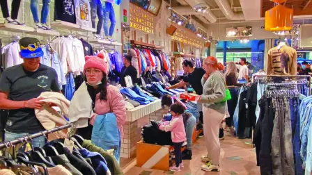 La confianza de los consumidores en México continuó deteriorándose y, en febrero, reportó su cuarto mes consecutivo de retrocesos, informó el Instituto Nacional de Estadística y Geografía (Inegi).

Para más información del tema, visita: https://www.eleconomista.com.mx/economia/confianza-consumidores-mexicanos-continua-deteriorandose-retrocedio-0-3-puntos-febrero-20250310-749817.html

¡Síguenos en nuestras redes sociales para mantenerte informado!

Twitter: https://twitter.com/eleconomista 
Facebook: https://www.facebook.com/ElEconomista.mx
Instagram: https://www.instagram.com/eleconomistamx
LinkedIn: https://www.linkedin.com/company/el-economista/

#ElEconomista #EETV