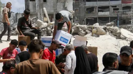 La agencia de la ONU para los refugiados palestinos, la UNRWA, dijo que la decisión de detener la ayuda humanitaria amenaza la vida de los civiles agotados por 17 meses de guerra "brutal".